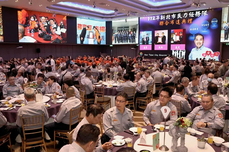 餐會現場雖不能高喊凍蒜，但挺侯意味明顯。施昂強攝