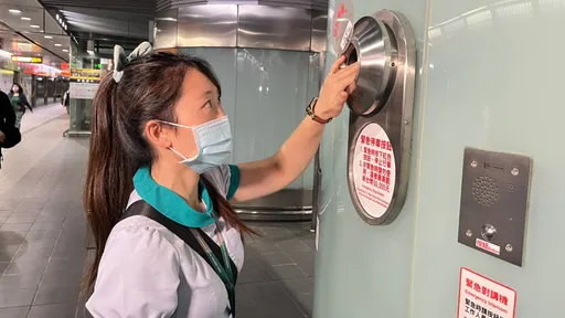 中捷列車撞吊臂釀死傷 高捷:有司機可應變、月台也有緊急停車鈕