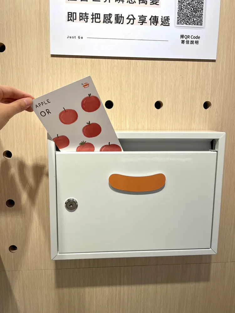 單筆消費滿300元，可兌換明信片乙張，店家將不定時幫忙寄送。曾仲葳攝