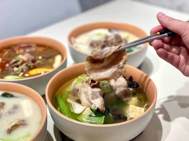 吉拾鍋湯底來自老先覺五星級主廚研發，圖為剝皮辣椒瓜仔鍋。曾仲葳攝