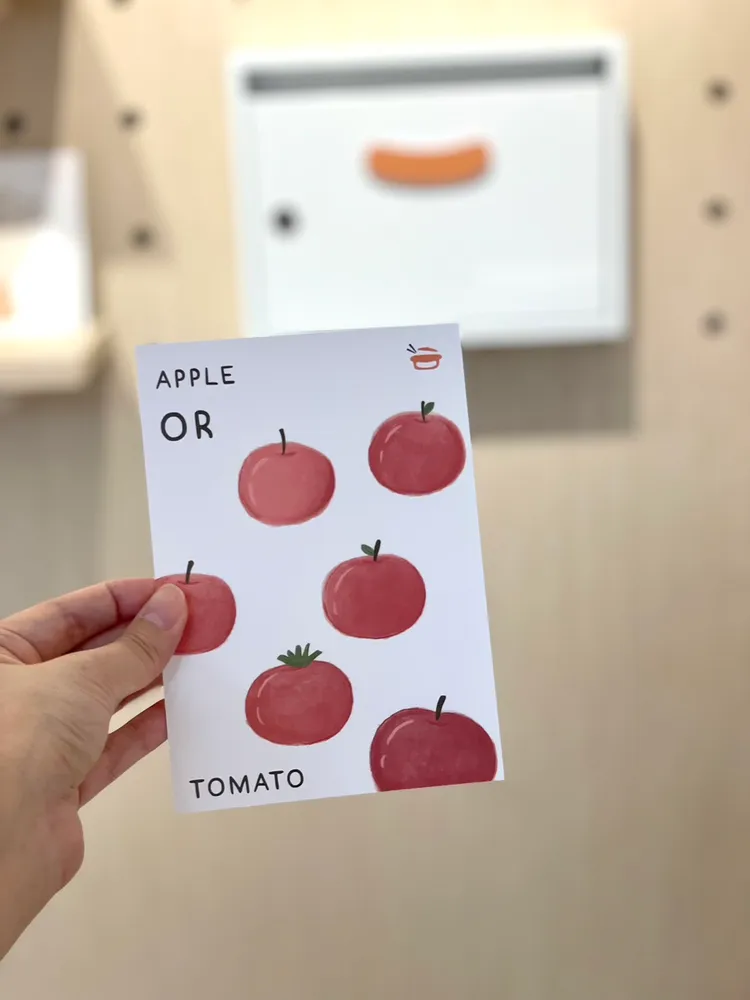 單筆消費滿300元，可兌換明信片乙張，店家將不定時幫忙寄送。曾仲葳攝