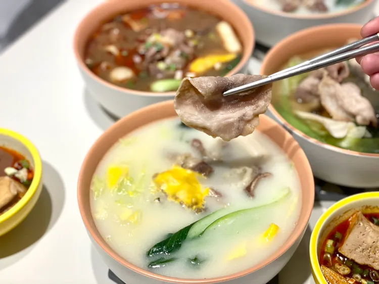 不敢吃辣、喜好濃郁湯頭的民眾推薦羅曼蒂克牛奶鍋。曾仲葳攝