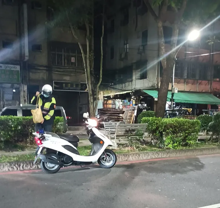 警員提起疑似骨灰罈，準備移至他處。翻攝自臉書「爆料公社」