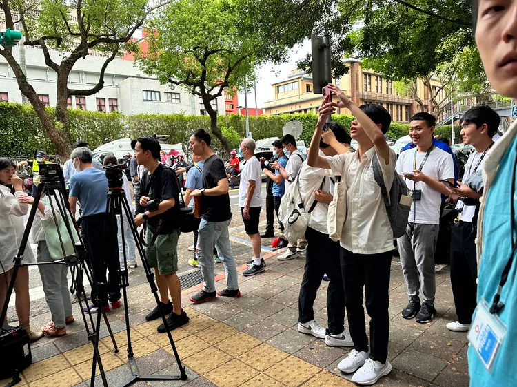 陳水扁受訪完轉身離去時，路邊圍觀的高中生也拿起手機拍照。潘袁詩羽攝