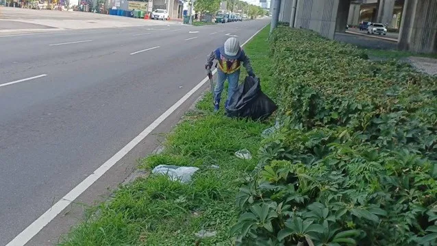 74快速道路下方常有民眾、用路人亂丟垃圾，建設局第一線清潔維護人員清不勝清。建設局提供