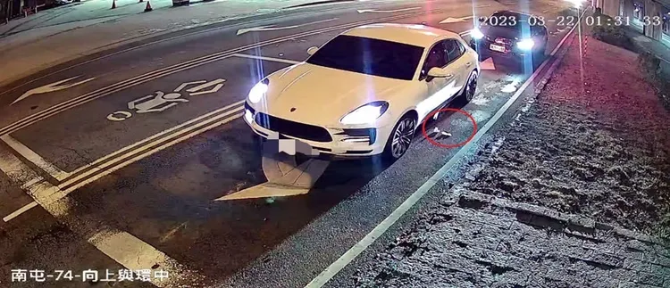 保時捷駕駛從車內丟出2坨衛生紙，隨後駕車離去，過程全被監視器拍下。建設局提供