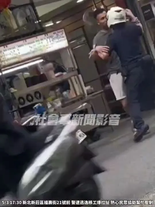 阮男與警方發生拉扯。翻攝自社會事新聞影音