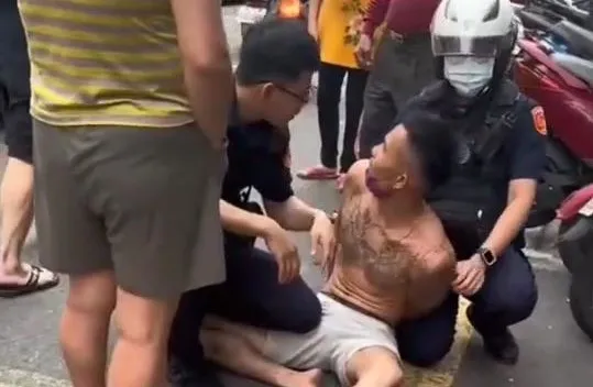 阮男被警方壓制在地。翻攝自社會事新聞影音