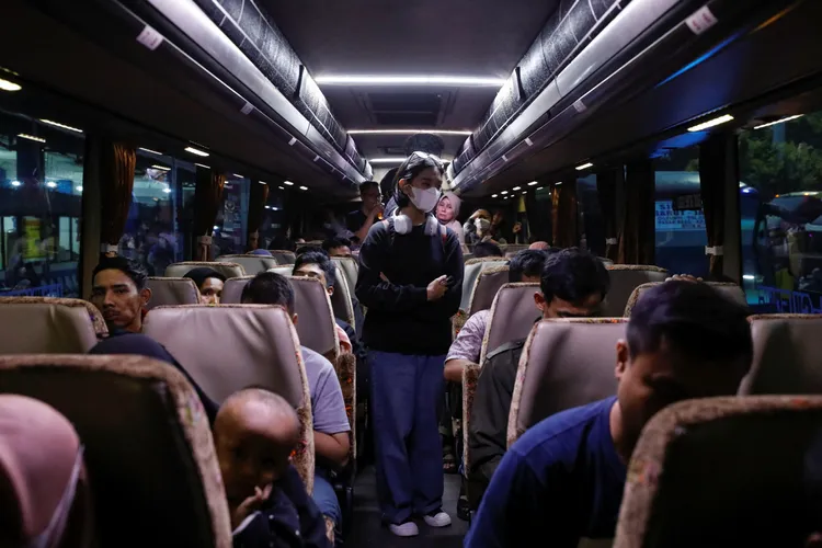 印尼因開齋節假期間大量人口移動，導致新冠確診數持續飆升。路透社