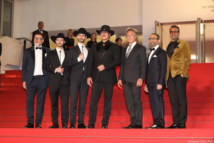 《催眠狙擊》獲選本屆坎城影展「午夜放映」單元，導演勞勃羅里葛茲（左四）率領團隊走紅毯，左起為製片加雷思韋斯特、瑞貝爾羅里葛茲、瑞瑟羅里葛茲、勞勃羅里葛茲、威廉費奇納、製片阿圖爾蓋斯帝安、製片瓦罕葉普雷米安。翻攝坎城影展官方網站