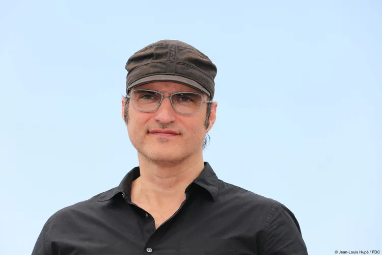 《催眠狙擊》導演勞勃羅里葛茲開心現身坎城影展。翻攝坎城影展官網