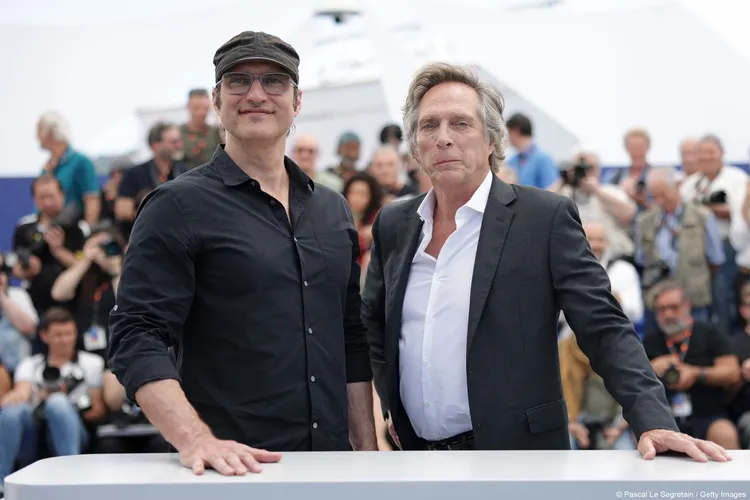 《催眠狙擊》導演勞勃羅里葛茲（左）、威廉費奇納一起在坎城造勢。翻攝坎城官方網站