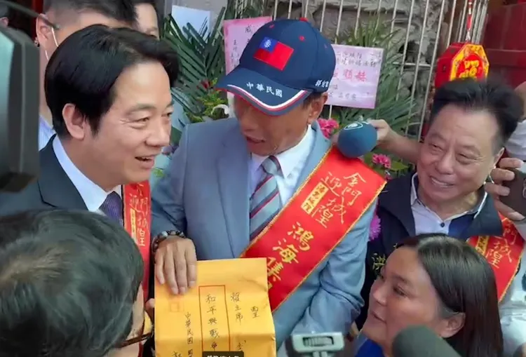 郭台銘將兩岸宣言交給賴清德。郭辦提供