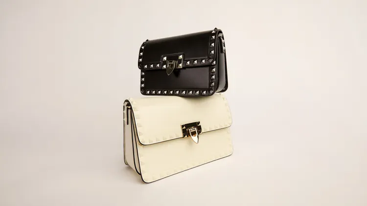 Valentino Garavani Rockstud23中型奶油白肩背包（下）9萬5500元、小型摩登黑肩背包8萬5500元。品牌提供