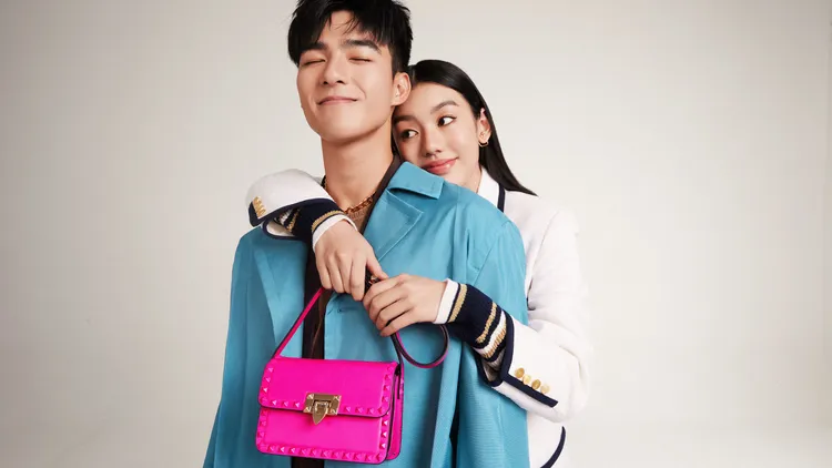 VALENTINO找來男星陳昊森（左），與女模共同拍攝了一系列有著俏皮互動的「520」主題大片。品牌提供