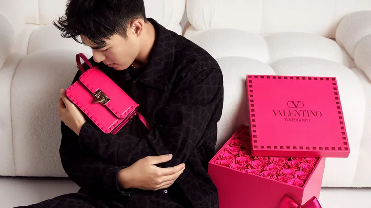 陳昊森搶先開箱了VALENTINO為520心動甄選系列單品限時推出的粉愛限量花盒包裝。品牌提供