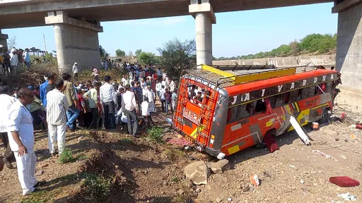 印度巴士衝出護欄墜橋 22死33餘傷