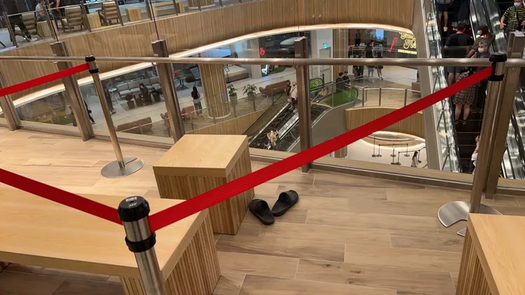 男子拖鞋還遺留在4樓露台。讀者提供