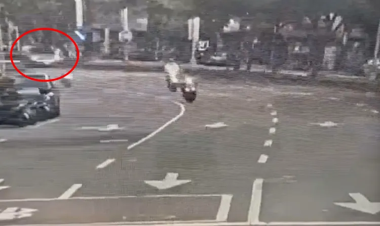 蕭婦因貪快闖紅燈，不幸遭直行的轎車撞飛，送醫後傷重不治。翻攝畫面