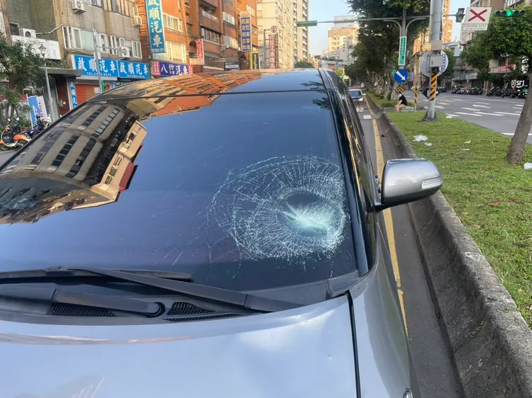 轎車擋風玻璃破碎。翻攝畫面