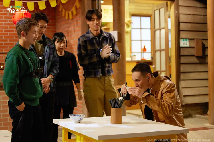 AKIRA（右二）煮擔仔麵讓王陽明（右）品嘗。衛視中文台提供