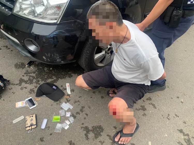 毒犯被制伏，現場查扣毒品。新湖警分局提供