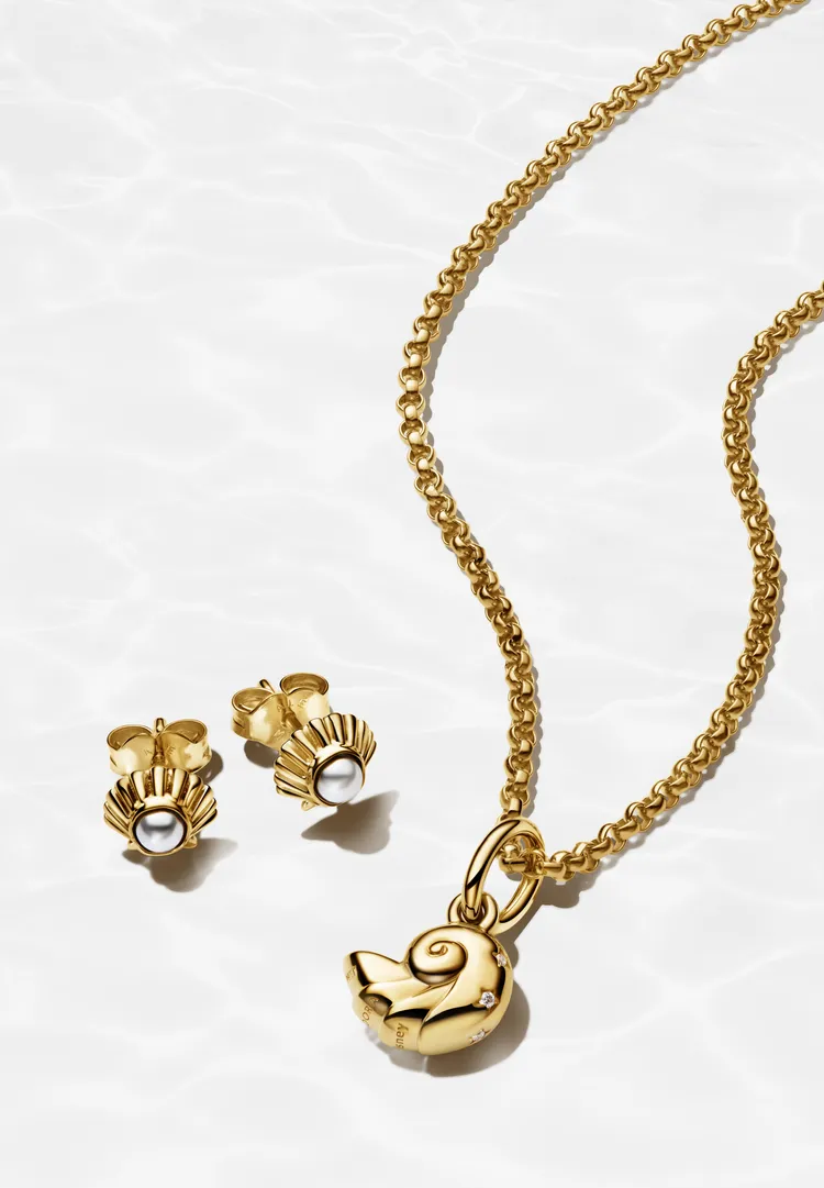 PANDORA迪士尼《小美人魚》海貝造型針式耳環（左）3280元、迷人螺殼造型吊飾2880元。品牌提供