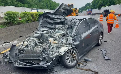 国1苗栗段追撞缓撞车  肇事车头全毁惨状曝!又是开启这功能闯祸
