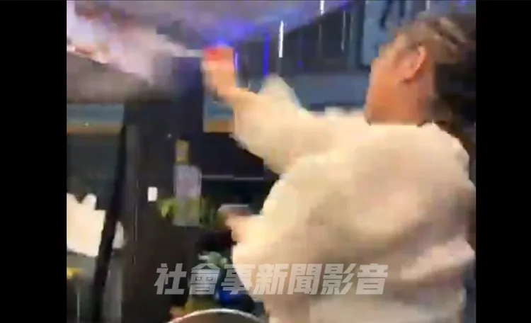 盧姓女子遭甩巴掌後，也不甘示弱拿出辣椒水反擊。翻攝社會事新聞影音