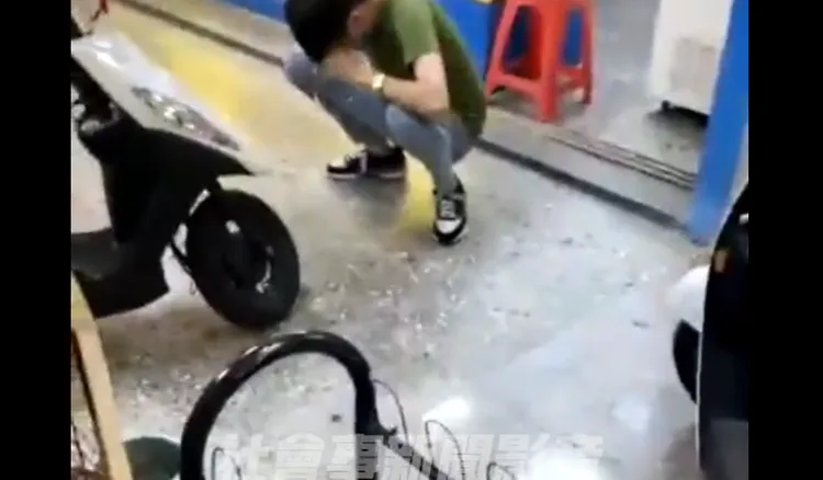 黃男遭盧女多次潘灑辣椒水，痛苦的蹲在地上。翻攝社會事新聞影音