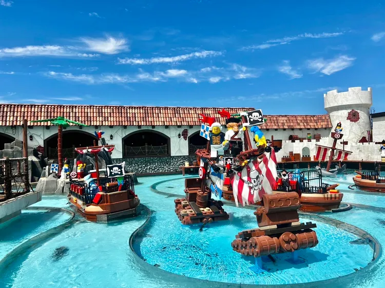 易飛網韓國樂園系列行程每人9900元起，第二人最高再折3000元，一次最多可暢玩三個樂園。業者提供