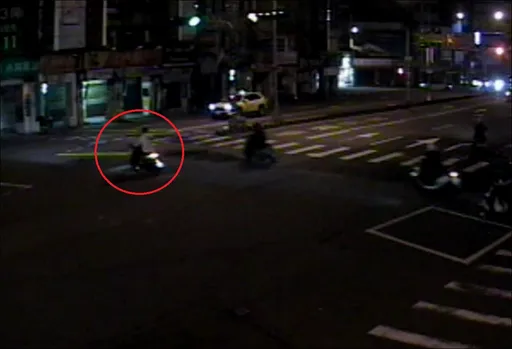 台中男這原因被警盯上 心虛拒檢加速逃!下一秒自撞鐵門送醫