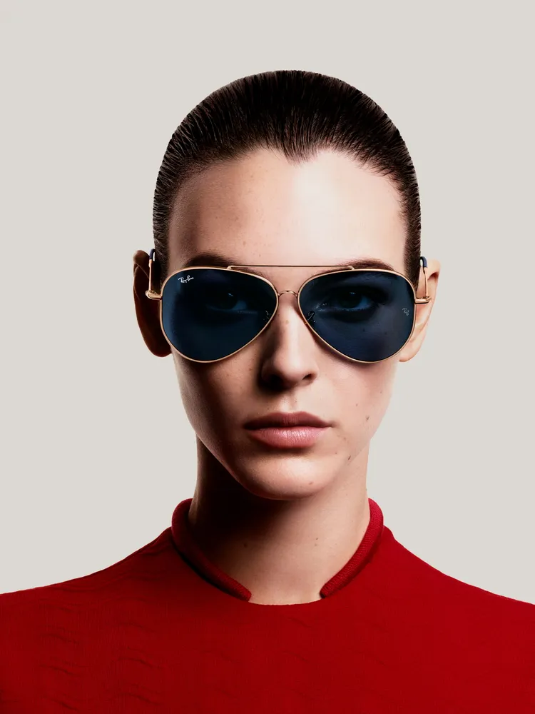 Reverse反轉系列由義大利超模Vittoria Ceretti擔任廣告代言人。品牌提供