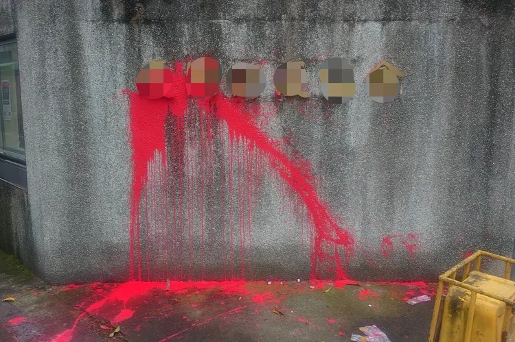 教會外牆佈滿紅漆。翻攝畫面