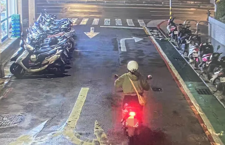 鄒女先騎乘機車，再轉搭計程車至教會潑漆。翻攝畫面