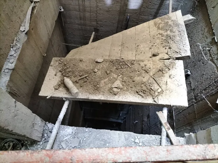 台中市勞工局追查發現，現場12樓電梯井模板作業開口未設安全網。台中市府提供