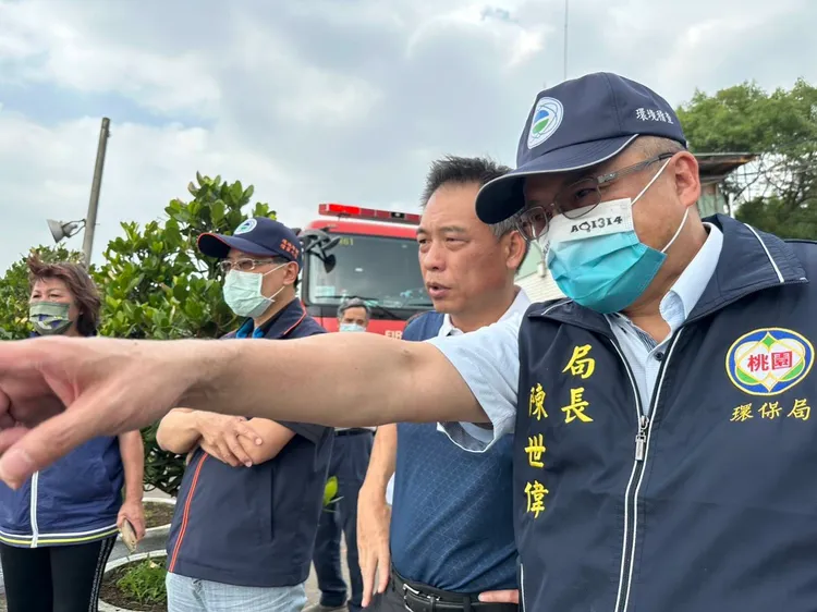 環保局長陳世偉和桃園市消防局長龔永信到場勘查。桃園市環保局提供
