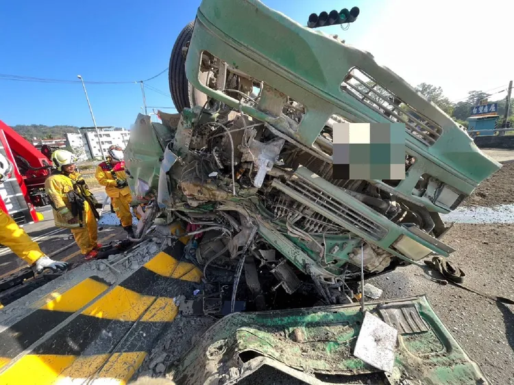 砂石車拖車頭成一堆廢鐵。翻攝畫面