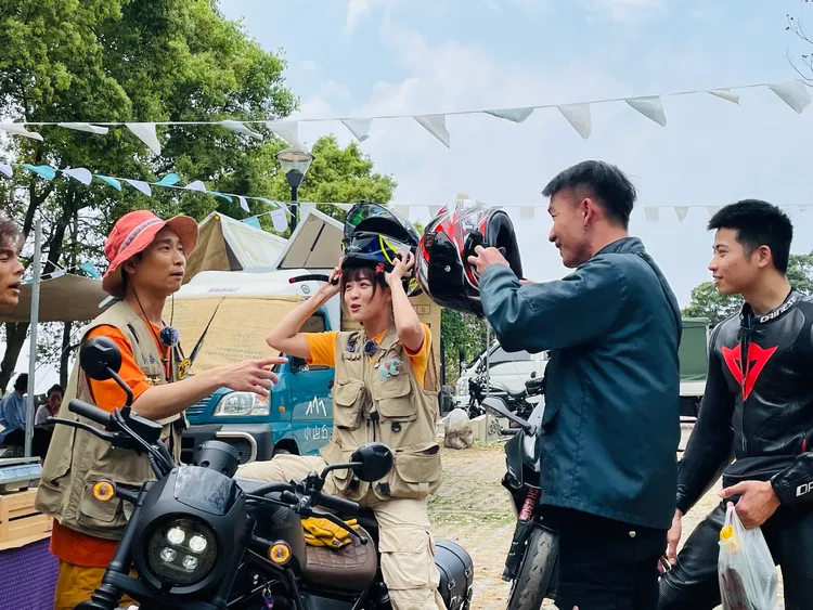 籃籃（左二）搭訕陌生重機帥哥，浩子（左一）在旁說：「你們配對成功耶！」。民視提供