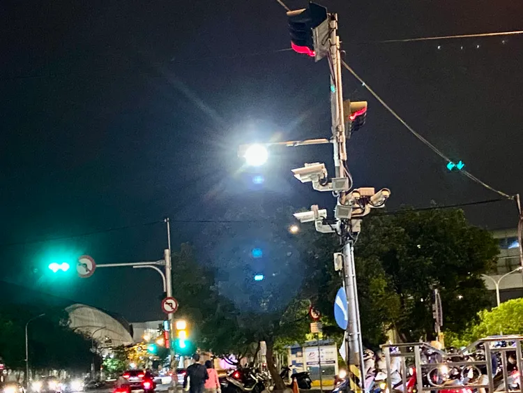 建置在交通號誌桿的LED感應照明燈，結合號誌電源，以控制器控制，行人綠燈時段點亮。台中市交通局提供