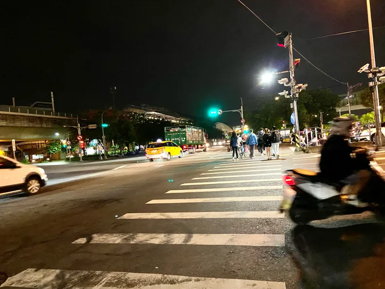 台中市交通局將針對行人穿越量大之需求路口，評估擴大設置地點。台中市交通局提供