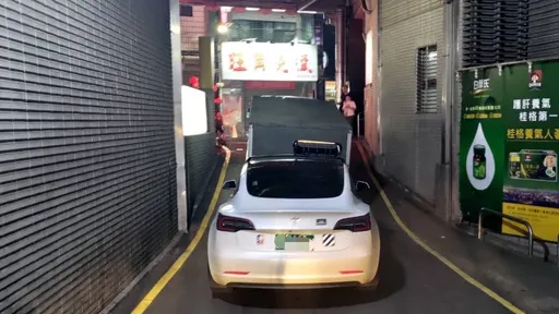 小货车开出停车场竟倒退噜　后方特斯拉车头遭撞凹陷