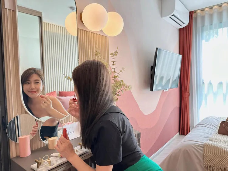 佩佩看好曼谷房市，自己評估未來「至少漲2倍以上」。翻攝「雙胞胎佩佩 韓式婚紗女王」臉書