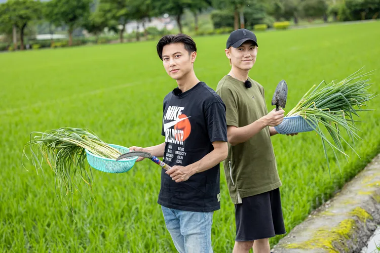 王子(左)和弟弟《全明星觀察中2》展現出私下自然樣貌。喜鵲娛樂提供
