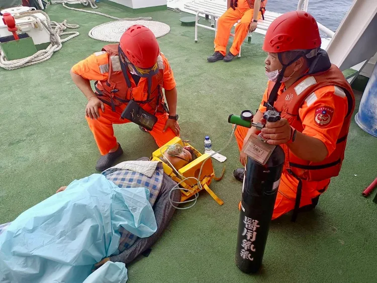 一名頸椎受傷者，由海巡人員協助固定後，迅速載返安平港後送就醫。翻攝畫面