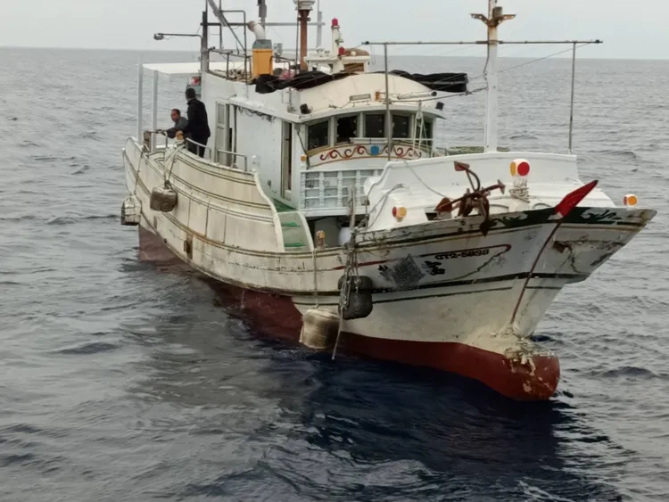 漁船與自用遊艇於興達港西方26浬處發生碰撞。翻攝畫面