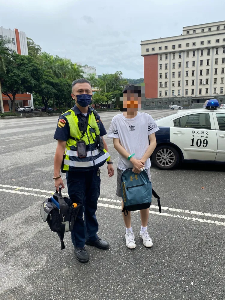 警方將王男送至考場。永和警分局提供