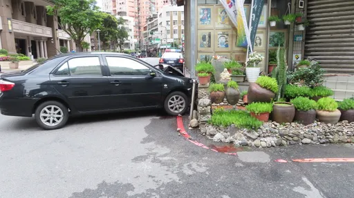 新北婦載子考警察半路出車禍 永和警開警車火速送至考場