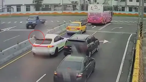 行車糾紛互鳴喇叭閃大燈!新北男水果刀砸窗 還控「他手上也有一把」