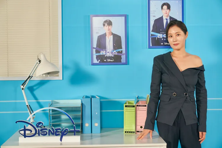 文素利擔心變成老頑固，跟後輩們相處會有隔閡。Disney+提供